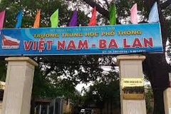 Polish Embassy hands over computers to Hanoi-based school 
