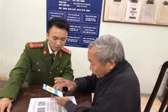 Long Bien district police apply IT in administration