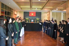 Foreign officials pay respect to late Vietnamese leader abroad 