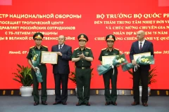 Defence minister visits Vietnam-Russia Tropical Centre