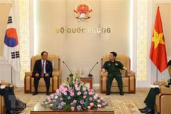 Defence Minister receives RoK diplomat 
