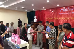 Vietnamese-Cambodians aided to enjoy happy Tet