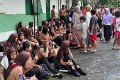  Indonesia: Flash flood kills at least eight trekking students