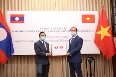 COVID-19: Vietnam presents medical equipment to Laos, Cambodia 