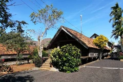 Ako Dhong: village in the city
