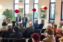 Photos, sculpture works on Vietnam held in Hungary