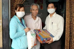 Da Nang supports poor residents, workers amid COVID-19