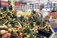 Supermarkets help farmers sell lychees