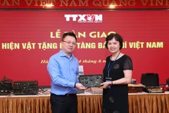 VNA hands over historical items, photos to press museum