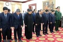Senior officials pay tribute to former Lao PM
