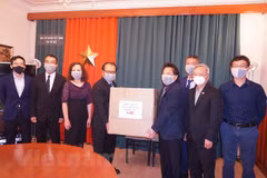 Embassy presents face masks to Vietnamese community in Czech Republic