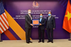  Vietnam presents antibacterial face masks to US