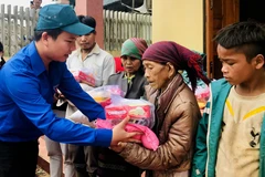 Government provides more rice aid for central provinces