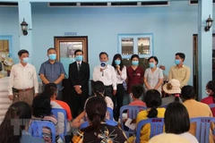 Vietnamese nationals in Cambodia receive gifts amidst COVID-19