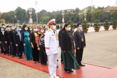 Delegates to ethnic minority congress pay tribute to President Ho Chi Minh
