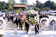 Incense tribute paid to Vietnamese, Lao martyrs in Vientiane