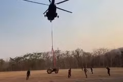 Thai army airlifts heavy firefighting machinery to Phu Kradueng