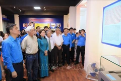 Exhibition tells stories about President Ho Chi Minh with working class