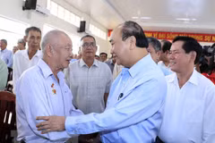 Prime Minister presents Tet gifts to needy people in Tra Vinh 