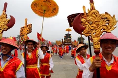 Thousands gather for palanquin procession