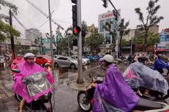 Downpour causes traffic congestion in Hanoi