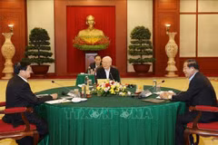 General Secretary Nguyen Phu Trong (C), President of the Cambodian People's Party Hun Sen and Laos' Party General Secretary and President Thongloun Sisoulith at the Vietnam-Cambodia-Laos Summit in Hanoi, on September 26, 2021 (Photo: VNA)