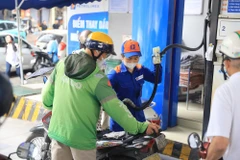The price of E5RON92 bio-fuel rises by 679 VND to 19,620 VND (0.8 USD) per litre, while that of RON95-III increases by 756 VND to 20,518 VND per litre (Photo: VNA)