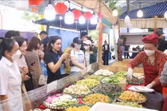 Cakes in southern region attract visitors to cuisine space (Photo: VNA)