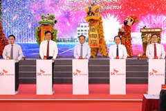 Deputy Prime Minister Tran Luu Quang (C) and other delegates push button to start work on Ecovance high-tech biodegradable materials factory (Photo: VNA)
