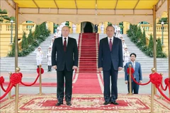 State President To Lam (R) and Russian President Vladimir Putin listen to the two countries’ national anthems (Photo: VNA)