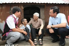 Party General Secretary Nguyen Phu Trong (second from right) visits wounded soldier Dinh Phi in Tung Ke 2 village, Ayun commune, Chu Se district, Gia Lai province, on April 12, 2017. (Photo: VNA)