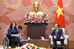 National Assembly Vice Chairman Tran Quang Phuong (R) hosts US Senator Tammy Duckworth (Photo: VNA)