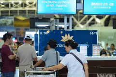 Passengers on first Hanoi-Chengdu flight (Photo: nhandan.vn)