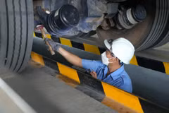 Inspectors check under a truck at Tien Vinh Motor Vehicle Inspection Centre (70-04D) in Tay Ninh province. Older vehicles must undergo strict emission testing under the new law. (Photo: VNA)