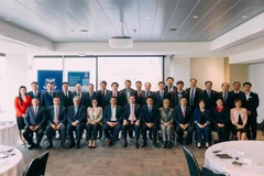 Vietnamese officials posing for a photo with Australian officials (Photo: VNA)