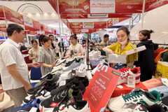 People shop at Aeon Mall Long Bien in Hanoi (Photo: VNA)