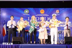 Quang Ngai leaders present flowers to representatives of units participating in the 2024 Programme on Pacific Partnership and Pacific Angel (Photo: VNA)
