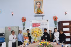 Can Tho leaders present gifts to the city’s Hoa Hao Buddhist Sangha (Photo: VNA)