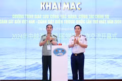 Lieutenant General Bui Quoc Oai, Political Commissar of the VCG (R), and Major General Liu Houjie, Deputy Political Commissar of the CCG, at the opening ceremony of the exchange programme. (Photo: VNA)
