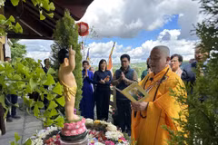 Bhikkhu Thich Tam Huy chairs Buddha statue bathing ritual (Photo: VNA)