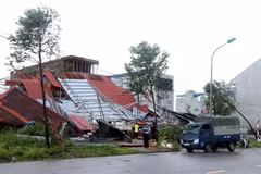 A production factory has its roof blown off in Hung Yen (Photo: VNA)
