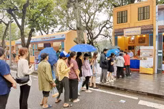 Tourists experience the culture of queuing during the subsidy period at the Hanoi Autumn Festival. (Source: laodongthudo.vn)