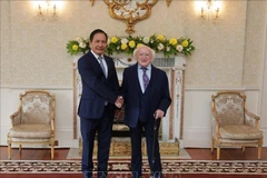 Vietnamese Ambassador to the UK and Ireland Do Minh Hung (L) and Irish President Michael D. Higgins. (Photo: VNA)