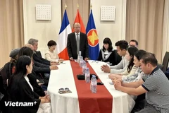 Vietnamese Ambassador to France Dinh Toan Thang meets with representatives of Vietnamese associations in Paris and many other localities in France such as Bordeaux, Lyon, Marseille, and Grenoble to call for support to people affected by Typhoon Yagi. (Photo: VNA)