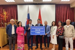 The Vietnamese Embassy in Slovakia receives token of relief worth over 17,000 EUR (19,000 USD) raised by the Vietnamese community in the European country (Photo: VNA)