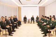 Chief of the General Staff of the Vietnam People's Army (VPA) and Deputy Minister of National Defence Sen. Lieut. Gen Nguyen Tan Cuong meets with Gen. Songwit Noonpackdee, Chief of Defence Forces of the Royal Thai Armed Forces (Photo: VNA)