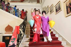 At the 'Ao dai' show taking place as part of the debut ceremony. (Photo: VNA)