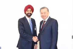 Party General Secretary and State President To Lam (R) and WB President Ajay Banga (Photo: VNA)