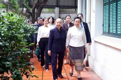 Naly Sisoulith, the spouse of General Secretary of the Lao People's Revolutionary Party Central Committee and President of Laos Thongloun Sisoulith visits Ngo Thi Man, the widow of late General Secretary of the Communist Party of Vietnam Central Committee Nguyen Phu Trong. (Photo: VNA)