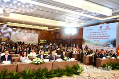 At the meeting (Photo: baoninhbinh.org.vn)